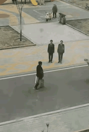 哎呀，我的妈呀，这干哈呀，恶心死了！