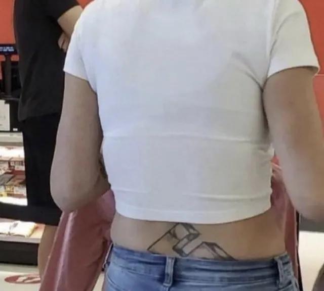 在推特上刷到一个非常离谱的帖子。发帖者挂出照片郑重询问：这位女士身上纹的是不是