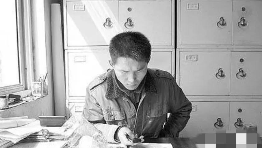 2010年，山东一大学生村官，考上了江西的警察编制之后，却被告知，他已经被列为网