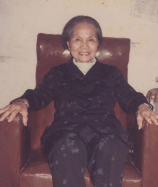 “我曾是周恩来的妻子，麻烦帮我转告一下，让我见见他！”1953年，一中年女士对中