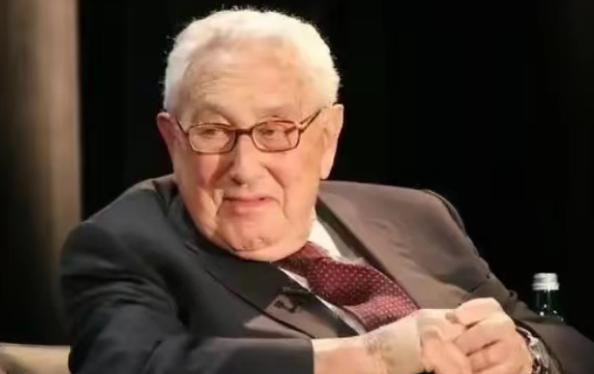 中美一旦开战，咱们就要迎接全世界的“围攻”？其实在百年前基辛格就曾预言道：只要中