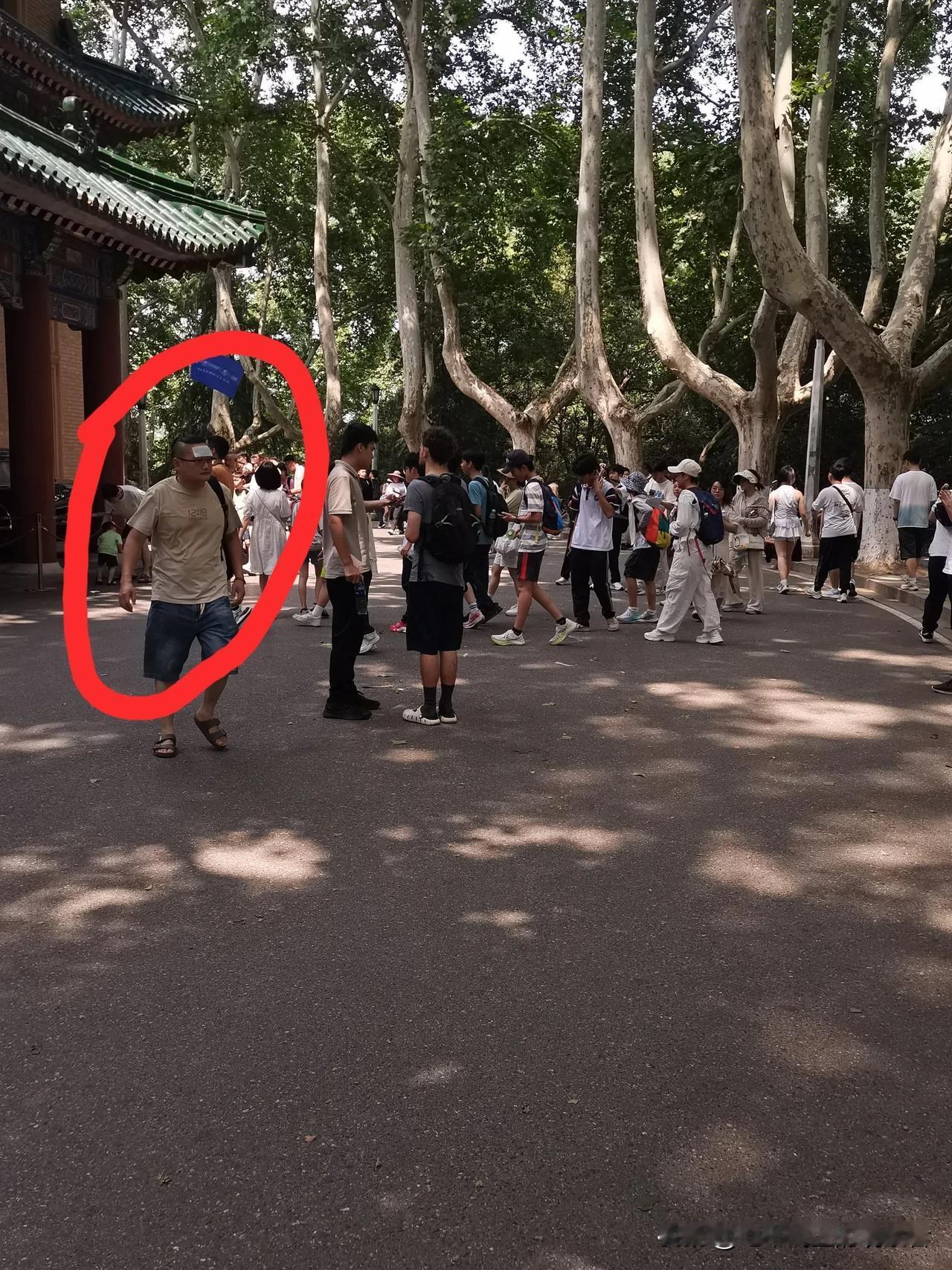 7月以来，连续的高温炙烤并没有阻挡住人们暑期外出旅游的的步伐。今天在南京钟山景区