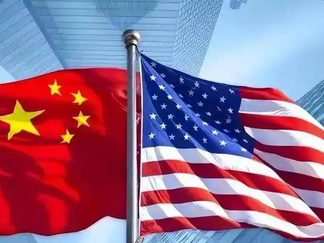 摩根大通的报告里有一个耐人寻味的对比：中国一直在囤积粮食、化肥、能源和工业金属；