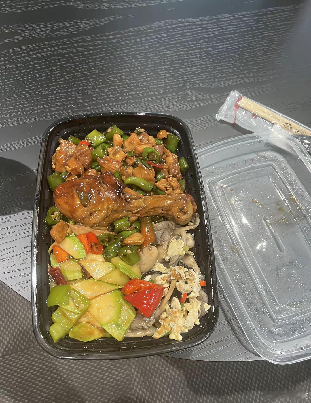小米这饭菜，网友都说像预制的，你们觉得怎么样[捂脸哭]​​​