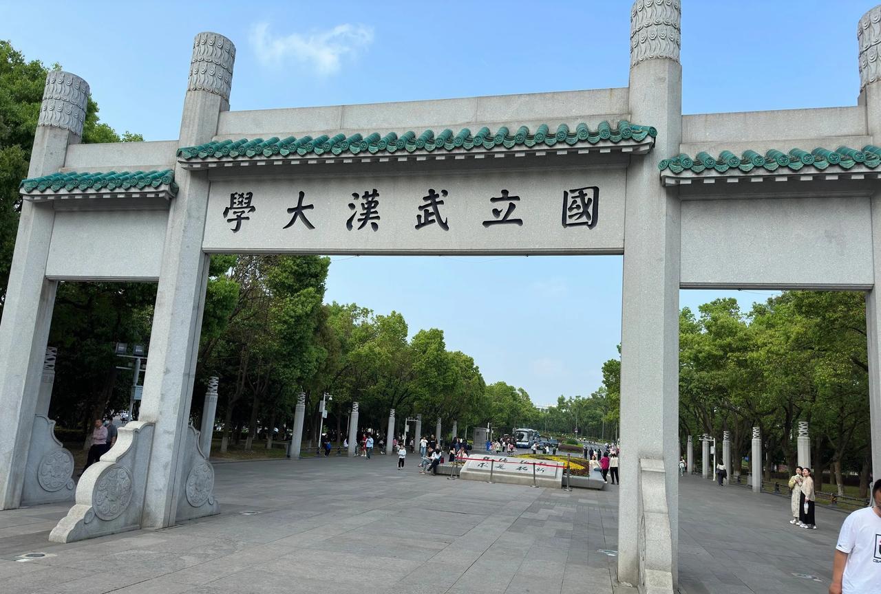 武汉大学最好的破局之道，是与华中科技大学合并，组建华中大学。新的华中大学综合实力