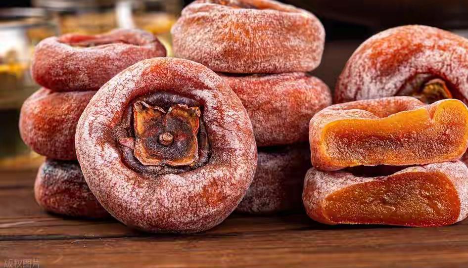 秋冬时节的柿子，不仅是清甜软糯的时令水果，更被医生发现对部分慢性病患者有辅助益处