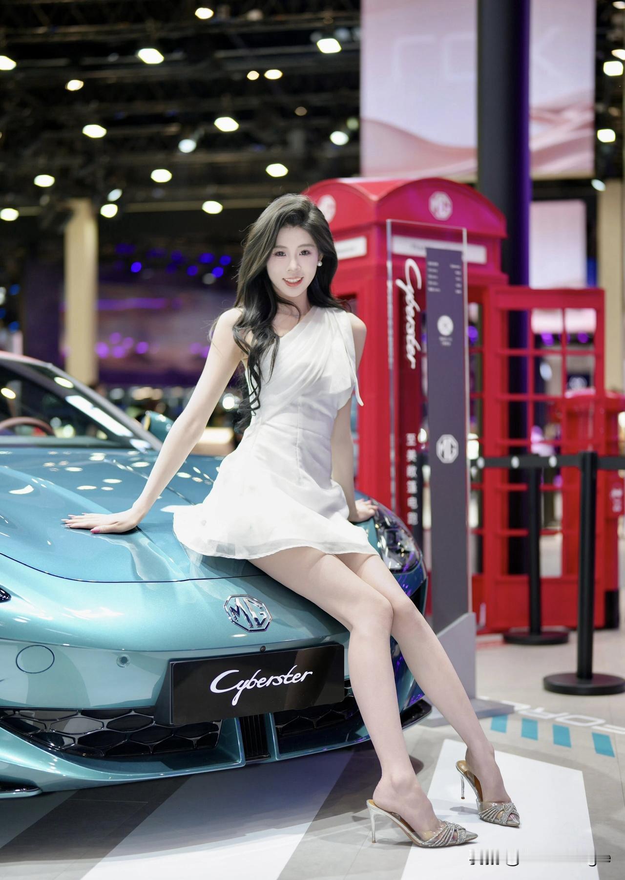 红妆美人倚碧车，春风十里梦初长。