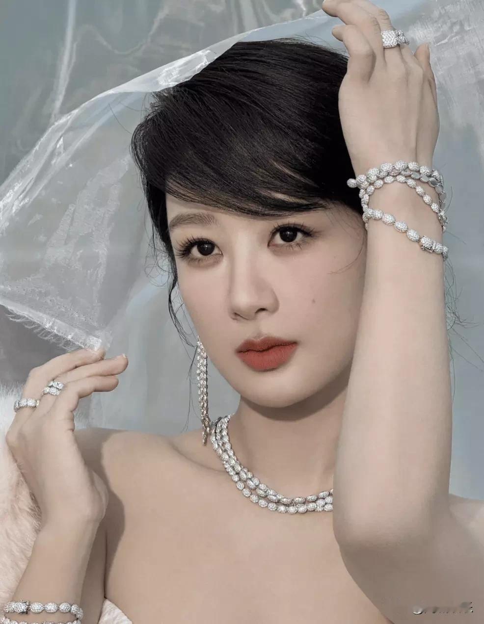 《杨紫冰雪造型引发时尚科技革命》巴黎高定工坊的显微镜下，杨紫的白色抹胸礼裙