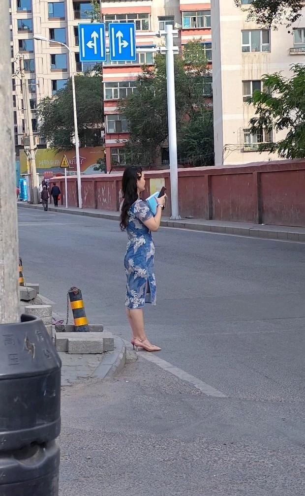  星期二的早上，猝不及防遇见美女，连清晨都变得赏心悦目。
