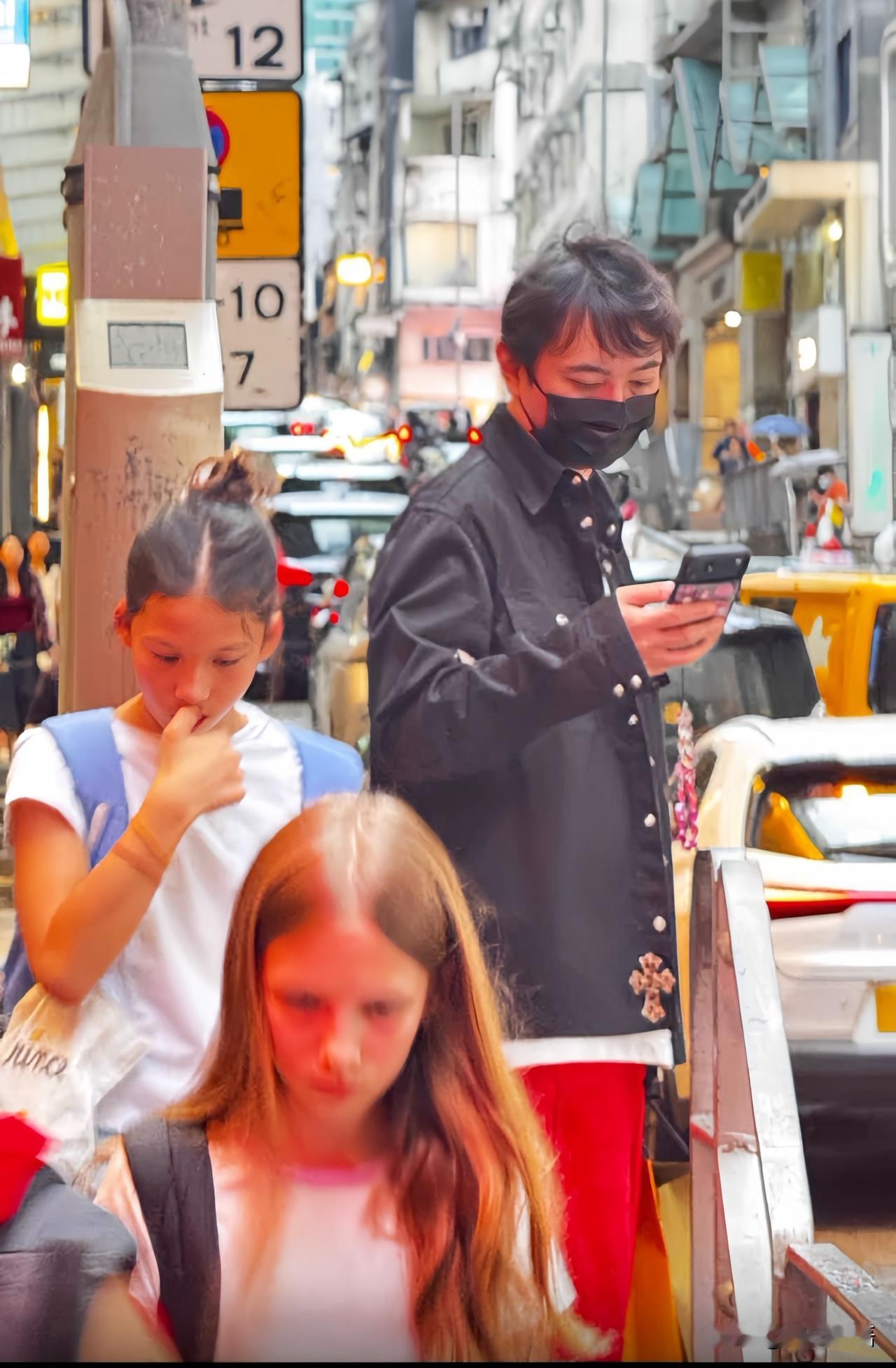 6月17日网友在香港偶遇王思聪在逛三丽鸥，同行的有两位美女，未见其女友懒懒。6