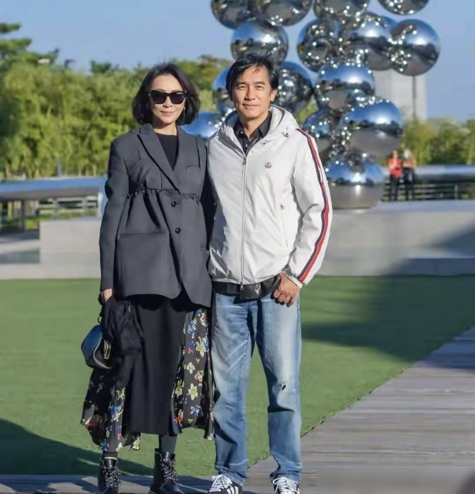 结婚18年，梁朝伟和刘嘉玲居然一直分房睡。别瞎猜感情破裂，是这俩人活得太通透。一个是极度社恐的影帝，
