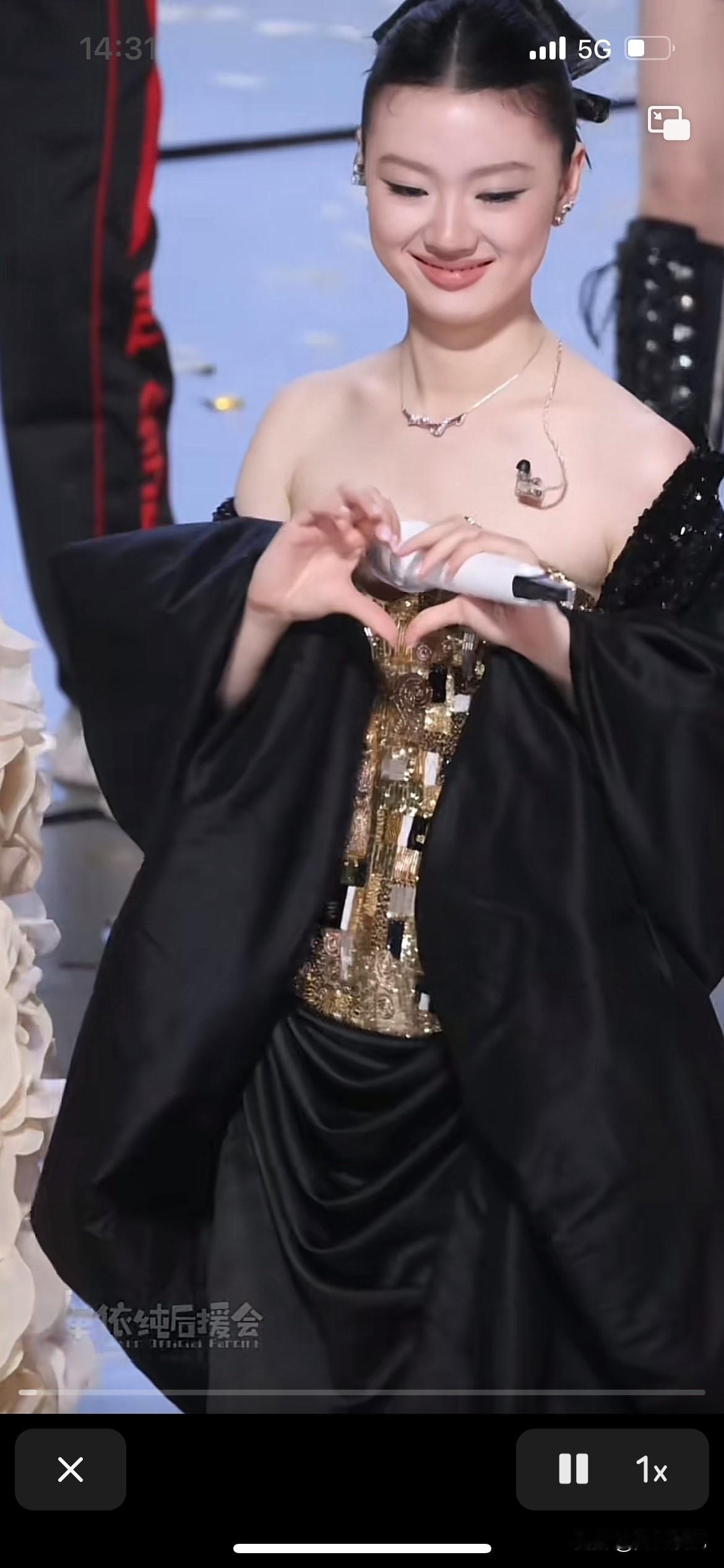 单依纯老师这身衣服已经露出很多位置了，，她是一个为艺术献身的歌唱家，我们一定要多