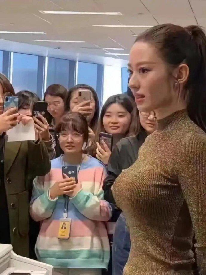 吉娜这到底是真是假啊？可能只有郎朗才知道答案吧