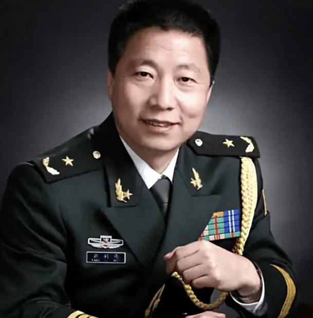 18年过去了，航天英雄杨利伟依然是少将，很多人疑惑为何没有继续晋升中将。第一次载