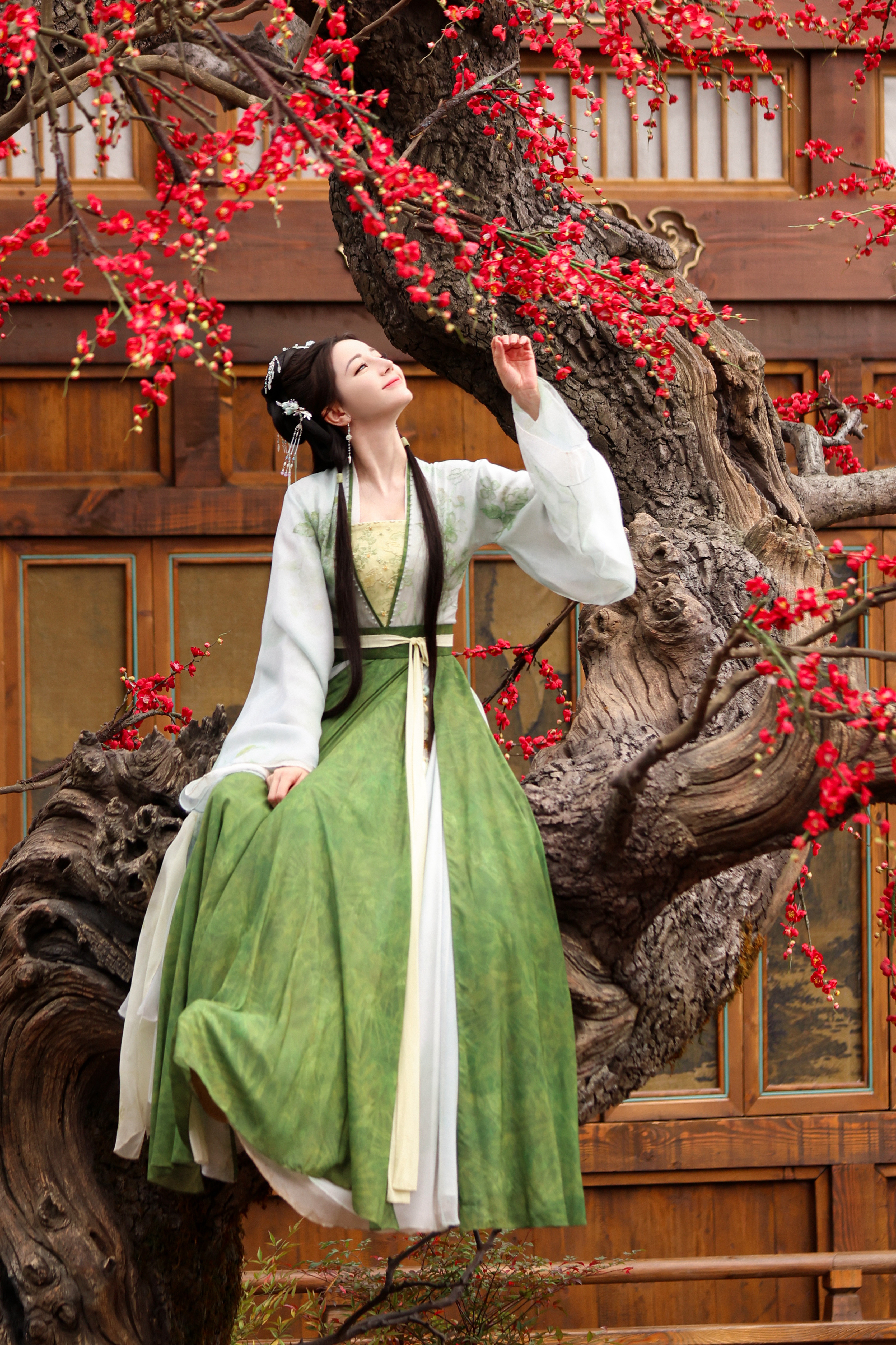 迪丽热巴🌌迪丽热巴贺思慕指间灵韵，千年时光在掌心流转虚无；摇曳生姿，灵