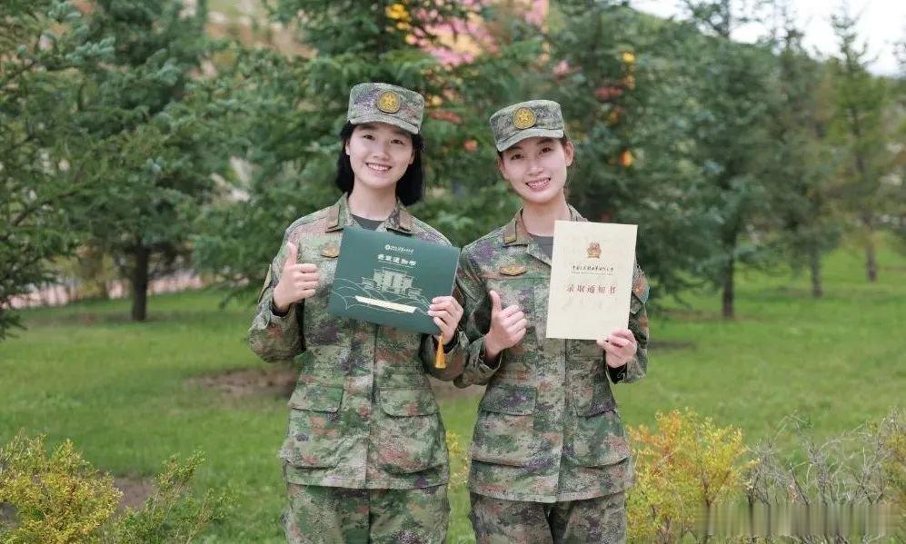 开路先锋号前不久西部战区陆军某旅的两名女兵分别收到来自军队院校的录取通知