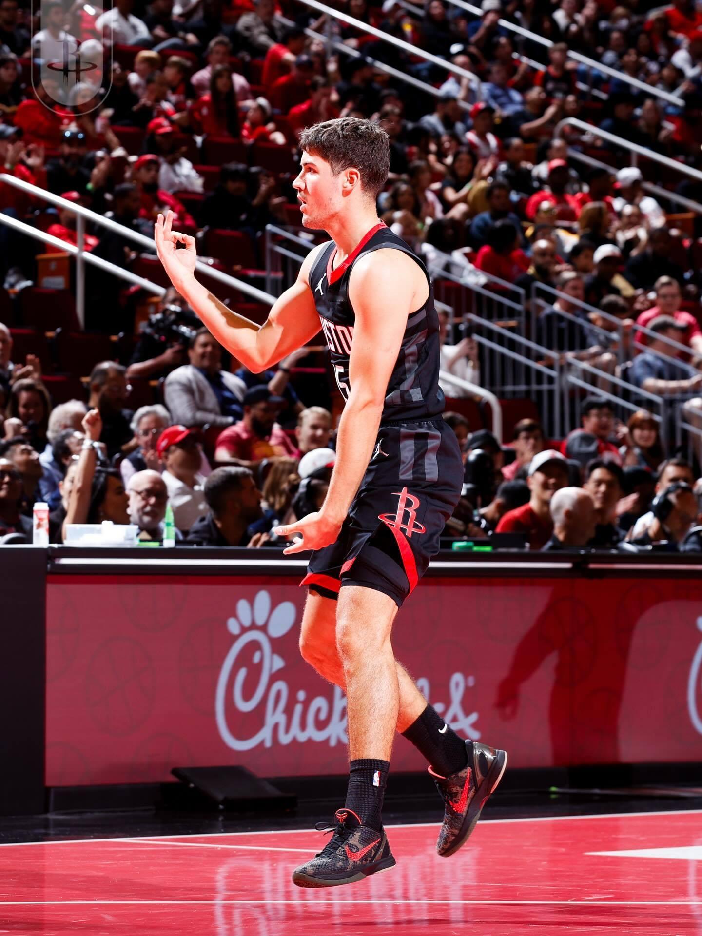 【杜兰特接受采访谈鼓励谢泼德】“鼓励能起到很大的作用，而且我听说当我投篮命中时，