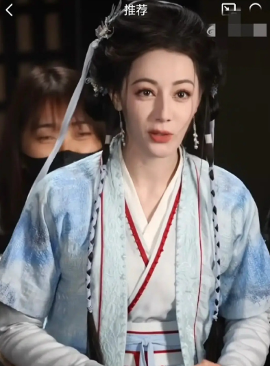 早就说过不要听粉丝的话加发包，最适合她的就是西式发型