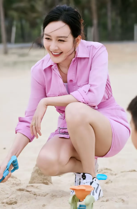 王鸥，170cm，一身粉红色真是青春靓丽！