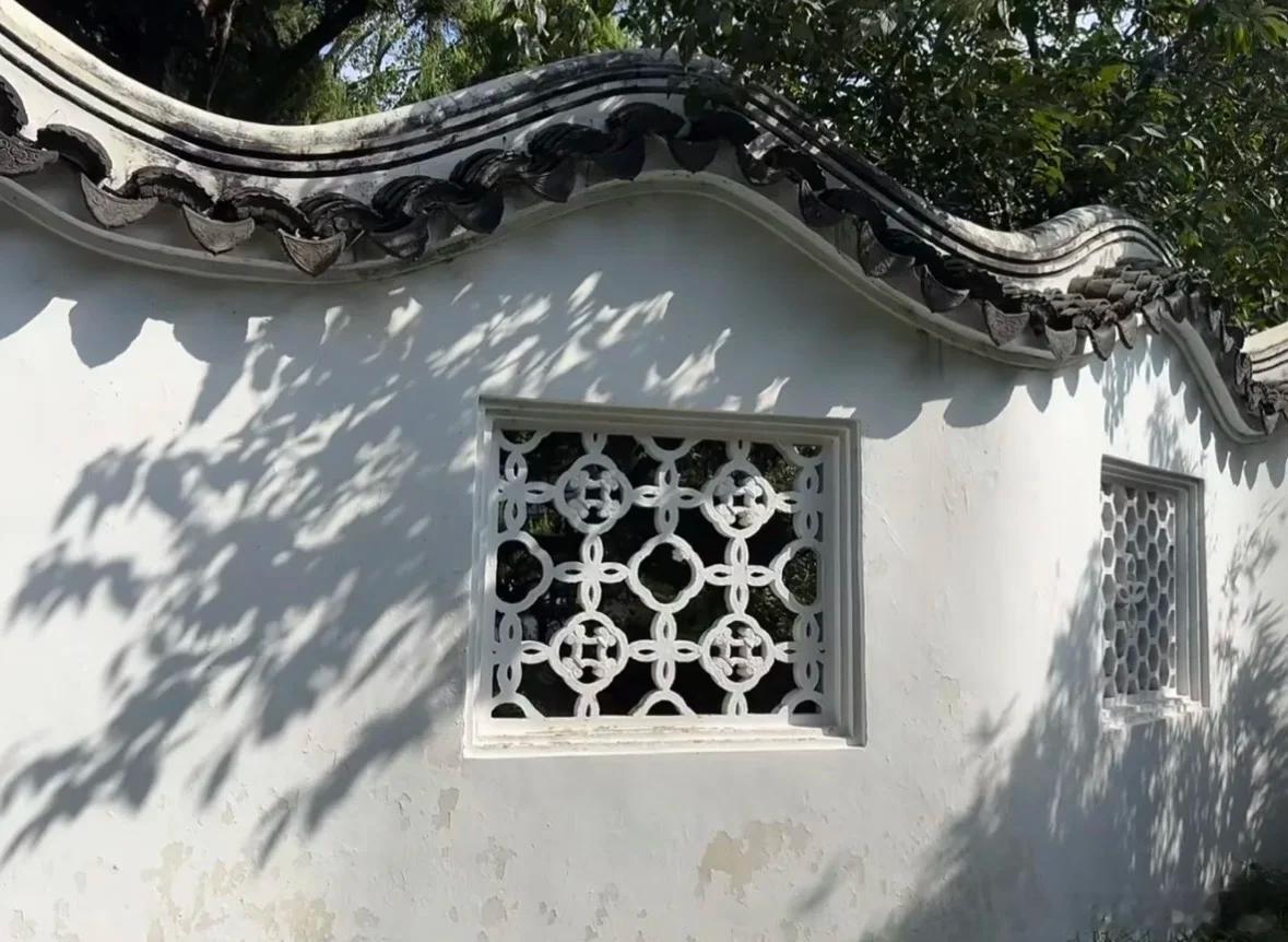 老祖宗的“四叶花卉”，被LV拿去当洋招牌收了一百年租，现在回头告自家后人“侵权”