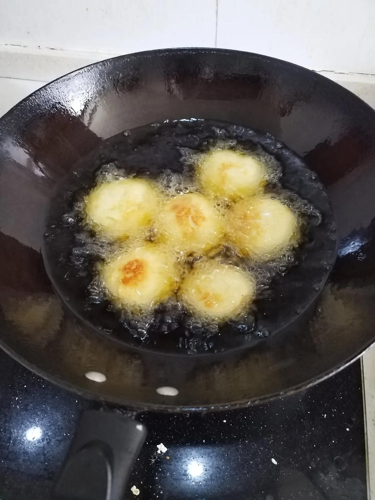 端午节到了，糖糕炸起来。有人说糖糕不好炸，怕裂开、怕炸出来不酥脆，我感觉那是自