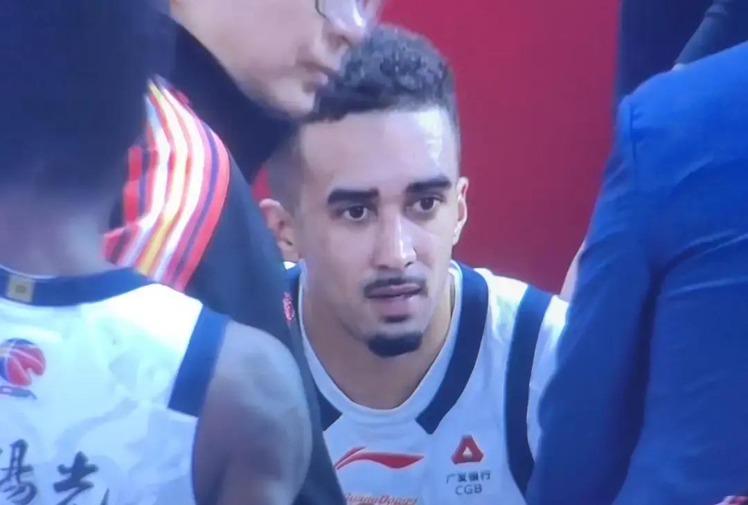 0.8秒绝平被吹！广东赢了山西却输了？裁判回看录像，把徐杰的压哨补篮判成提