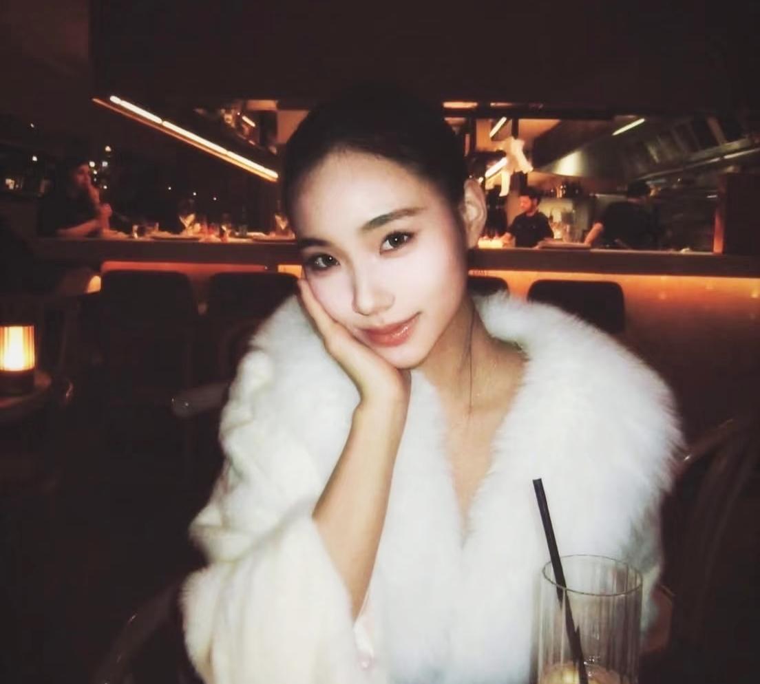 小S二女儿晒出最新美照，有种清冷的千金感！有一说一，小S在明星里面算是很朴素，物