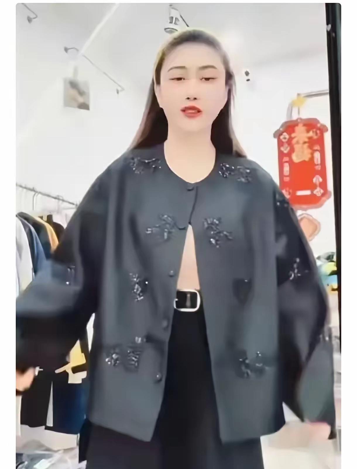 要是她没出意外，这件衣服看着倒也普普通通。这可是她直播卖的最后一件衣服啊，她才3