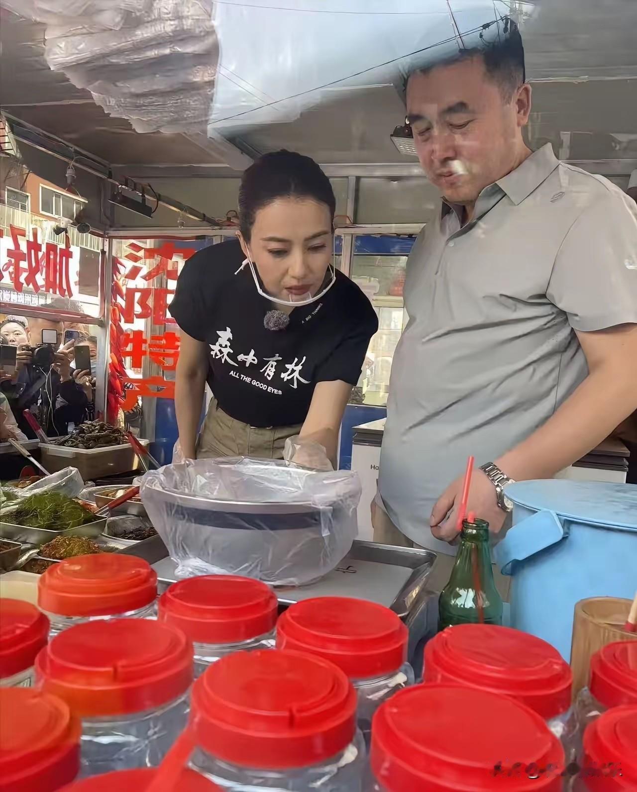 47岁高圆圆站沈阳菜市场卖辣白菜，我看了三遍才敢认。这事儿就发生在昨天，沈阳