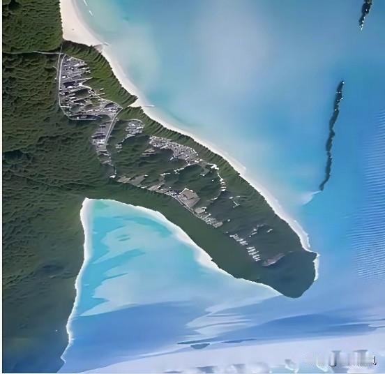 这两张图真是妙趣横生正看是海岛嵌在碧海间白沙如带椰林似墨倒过来看