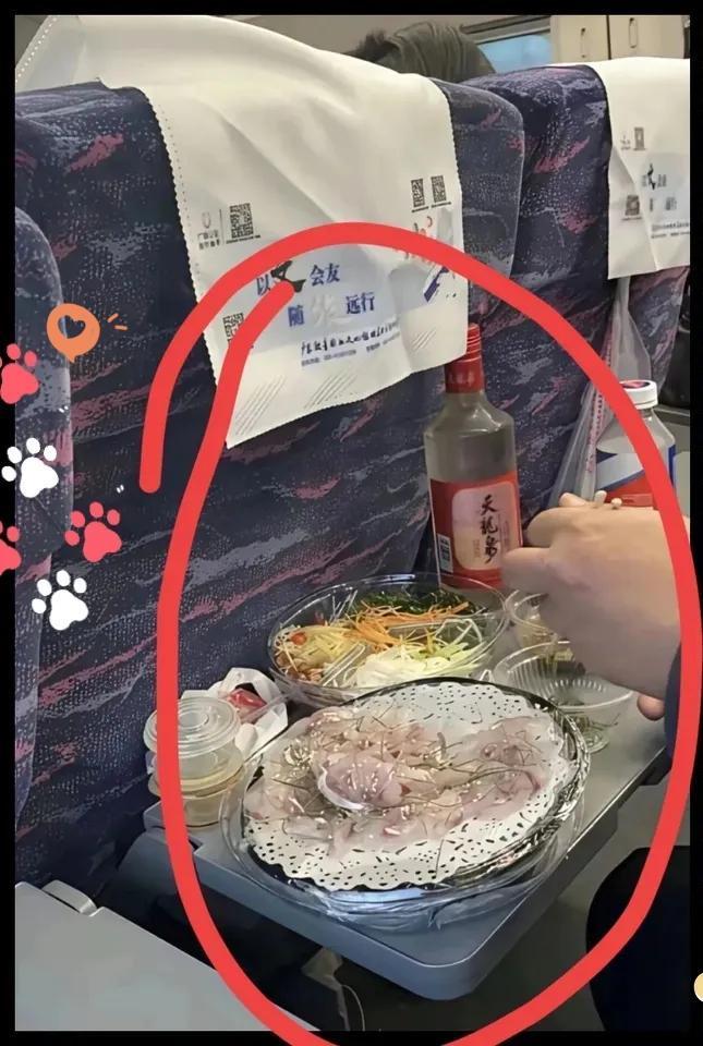 这是高铁，他是怎么带上来的?这明明是高铁车厢，安检那么严格,“这可是高铁