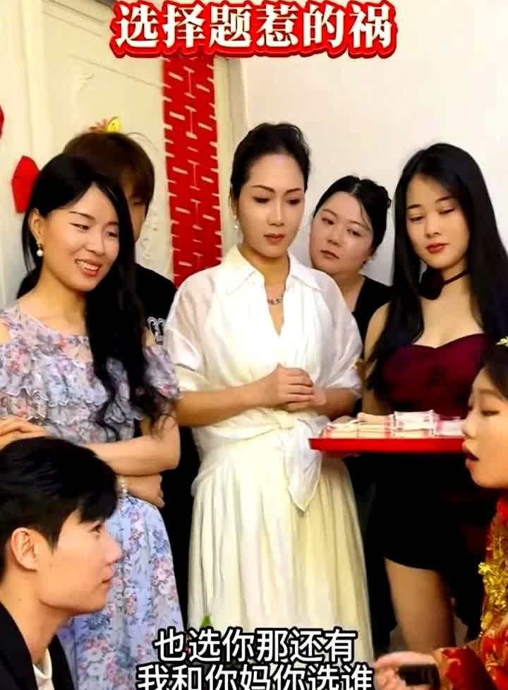 又一个被闺蜜坑惨的新娘，结婚当天，男子单膝跪地问新娘愿意嫁给他吗？新娘为