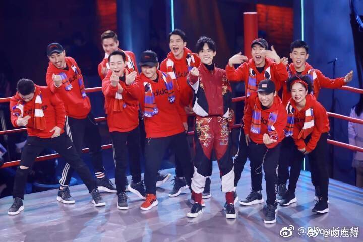 易烊千玺张天赐经常聚会张天赐在《声鸣远扬》中的话让人忍俊不禁，原来易烊千玺和他们