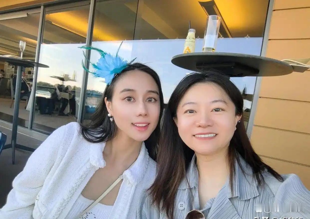 何超欣参加皇家赛马会！拎62万包穿满身香奈儿，却被嘲廉价像A货