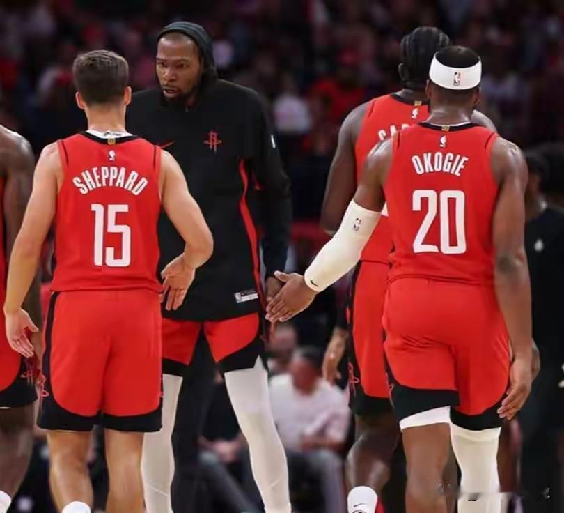 亏大了！7月4日，火箭又有2个球员离队:一、据ESPN名记Shams消息，