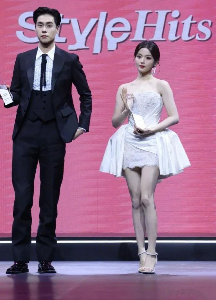 胡一天多高啊，这个身高差好夸张啊。。。杨超越站旁边好像个漂亮的瓷娃娃，为什么感