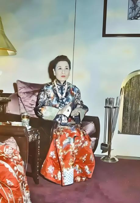 士林官邸侍从翁元晚年接受杂志采访时，仍对宋美龄那间“永远填不满的衣橱”记忆犹新：