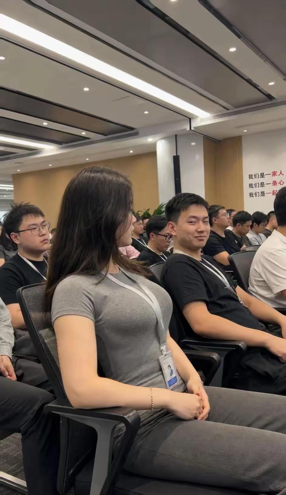 这个小眼神绝了！估计很多人看这小伙子不爽，但是谁又能忍住不看？我觉得一个正常的人