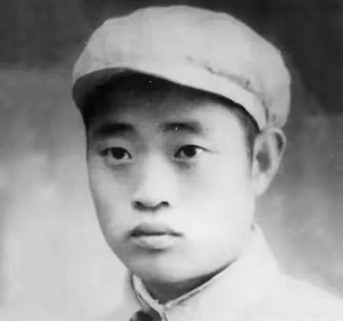 1997年，一农民正在村里看抗美援朝片，当电影播放到毛岸英和参谋长高瑞欣聊天的片