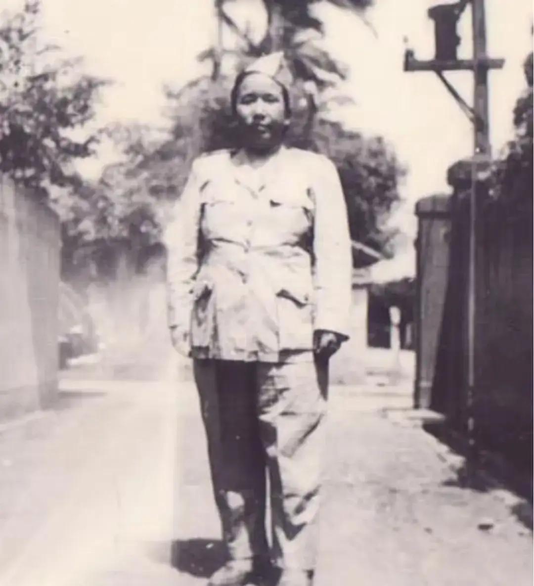 1937年，土匪黄八妹找到杜月笙，见面就说：“我想要一批枪去打鬼子！”杜月笙听后