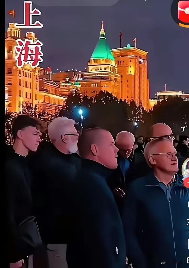 我总算想明白了，为啥最近来中国旅游的西方游客，一个个都表情严肃，不像来玩的，倒像