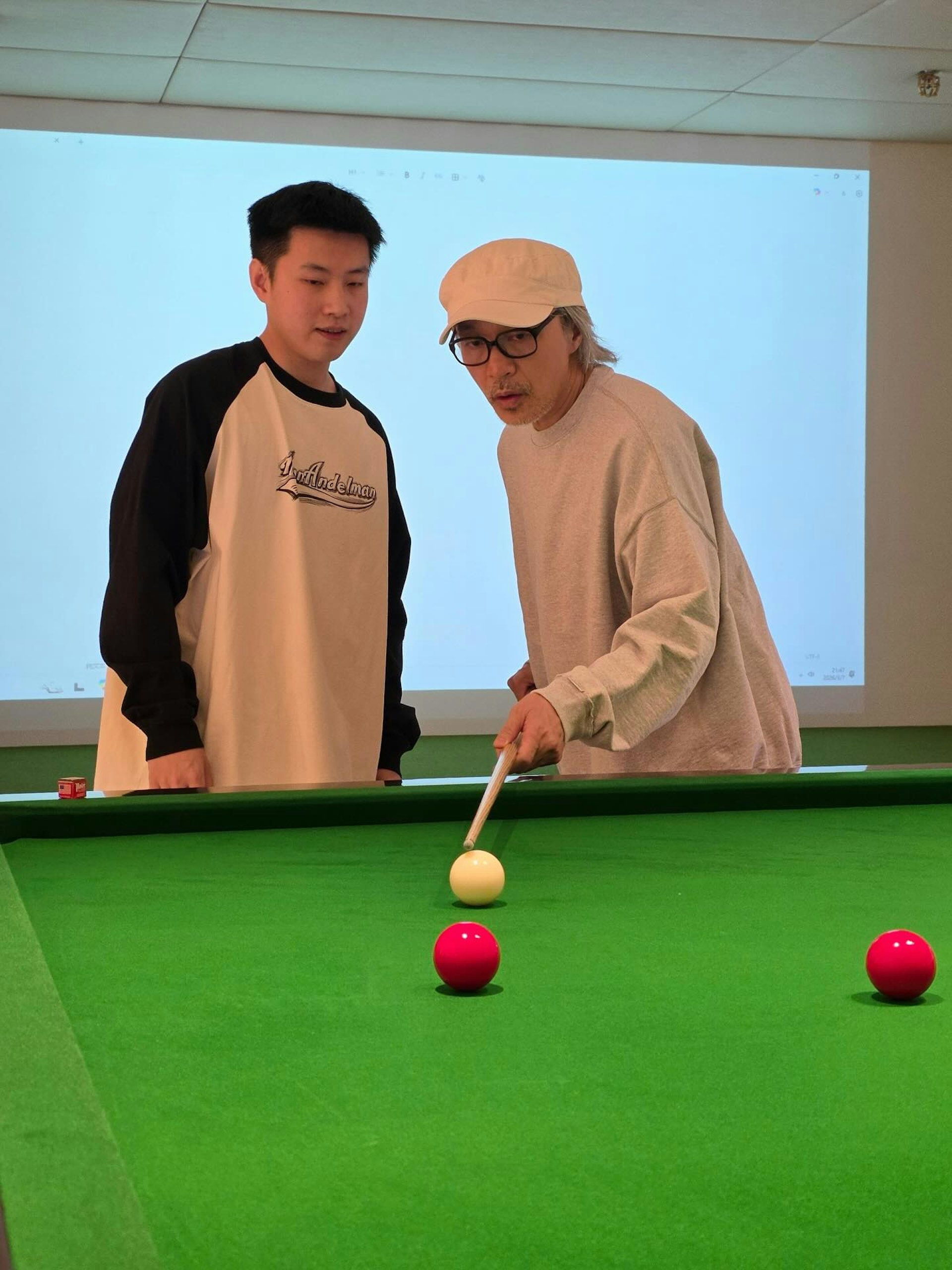 众所周知，星爷是喜欢打台球的。