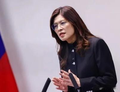 国民党行动中常会今（8日）移师澎湖举行，党主席郑丽文在会中火力全开，痛批民进党当