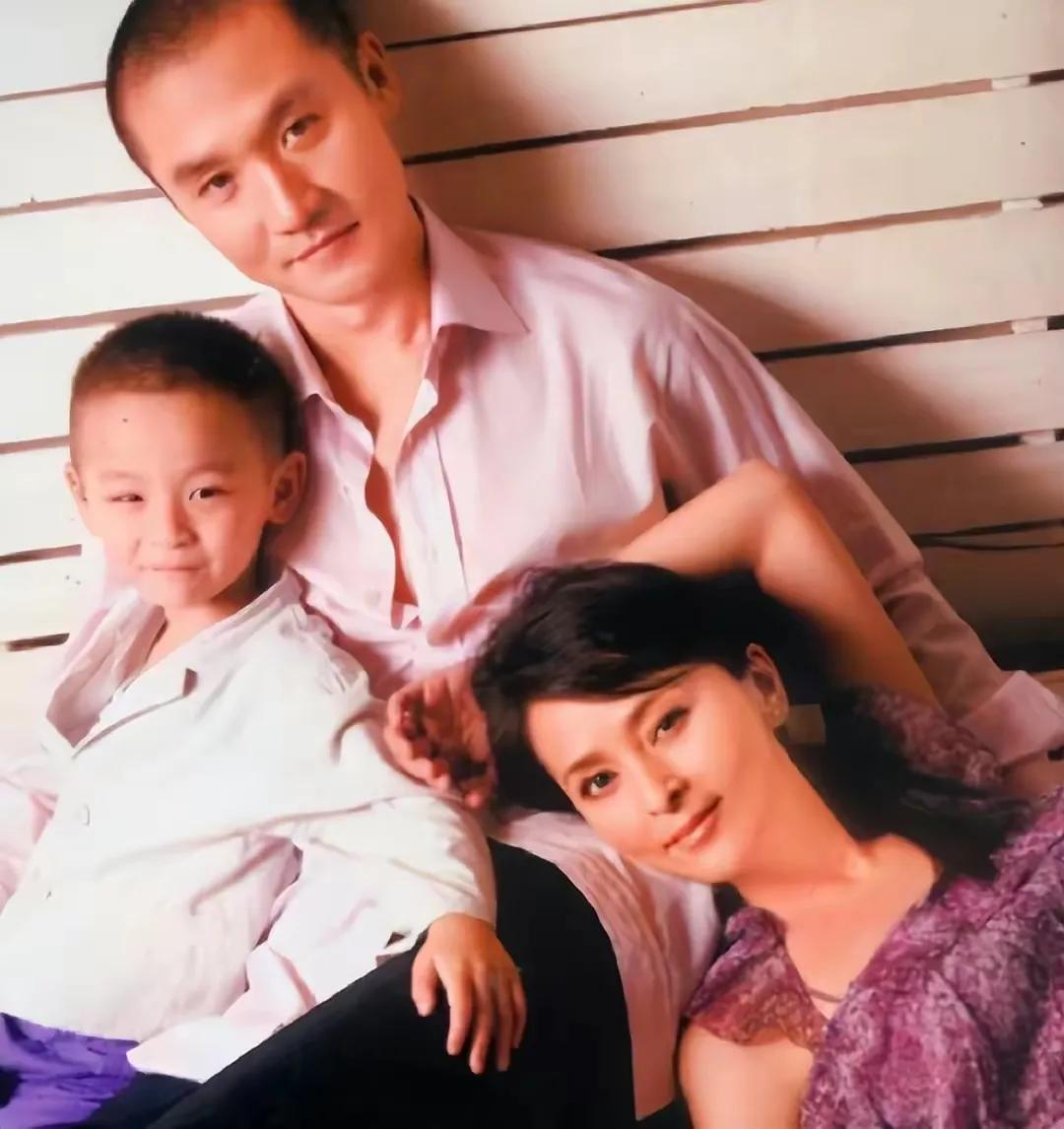 黄志忠，一个荧屏上铁汉柔情兼备的演员，却在离婚当天忍不住放声痛哭。更令人揪心的是