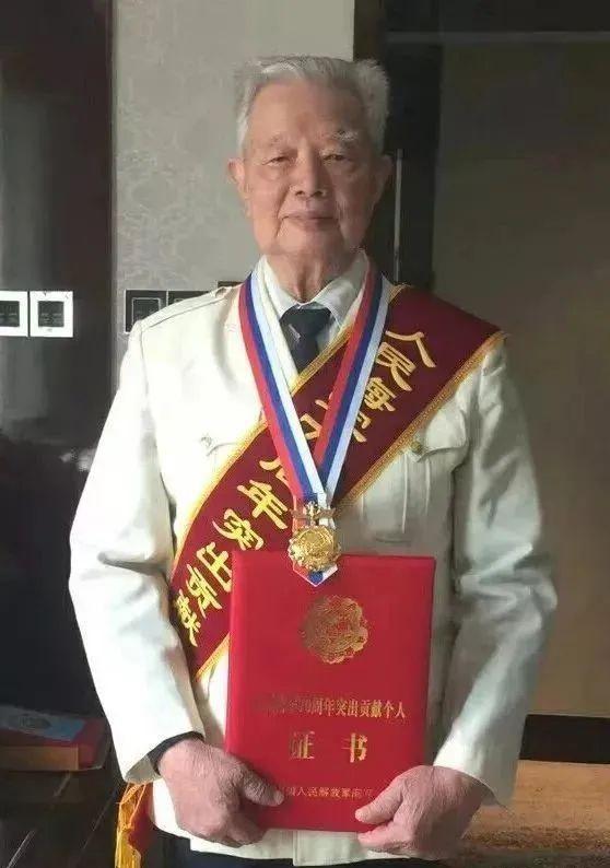 他为稳固我南海海疆果断出手，歼灭和打退侵略者。海战常胜将军陈伟文虽然现在已经退休