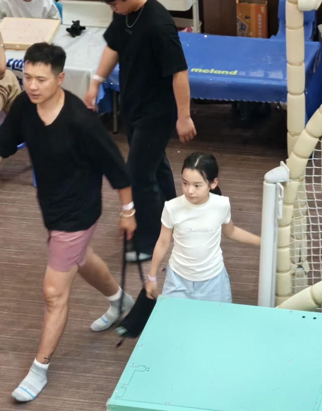 44岁高云翔和前妻董璇一起给女儿小酒窝庆祝10岁生日。他和女儿一起现身北京运动馆