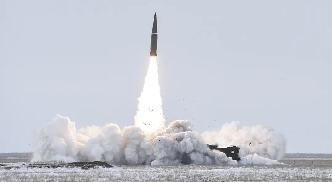 俄军一颗导弹落下，乌军授勋现场瞬间变成坟场。这不是电影镜头，就发生在11月初的第