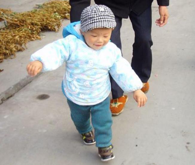 这种鞋子不要在买给孩子穿了, 你知不知道会影响孩子的“大脑”发育