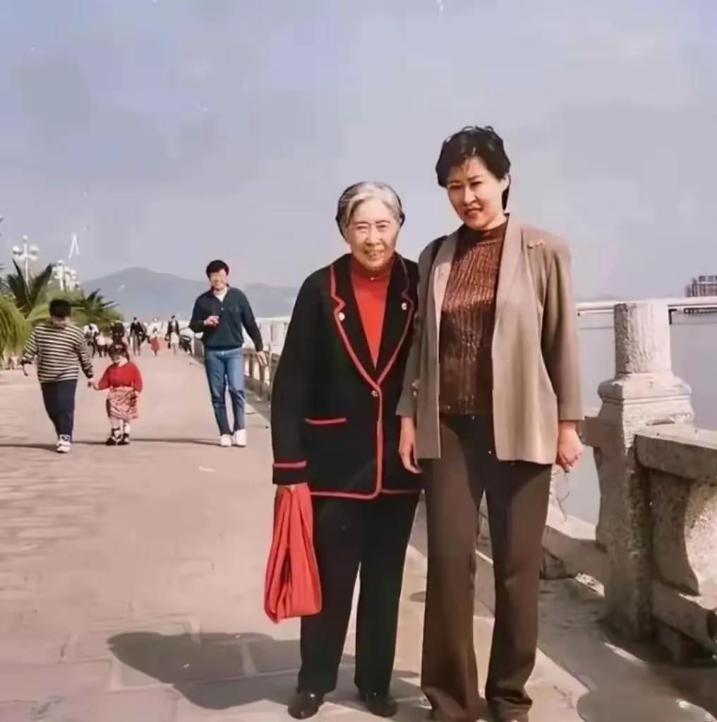 这是刘亭亭和满头银丝的妈妈王光美的真实合影，这可不是演员扮演的，母女俩无论是颜值