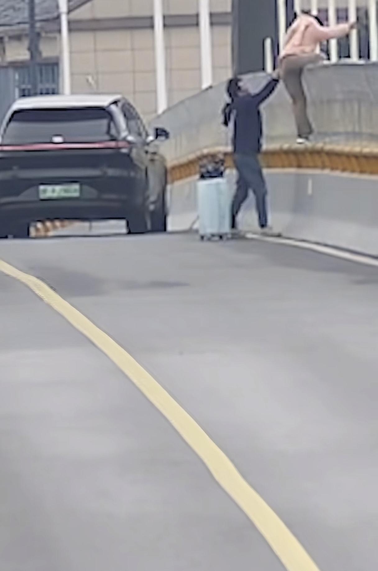 人民日报点赞！车主姚先生开车经过大桥时，遇一女子欲轻生跳河，赶紧停车飞奔上前施救